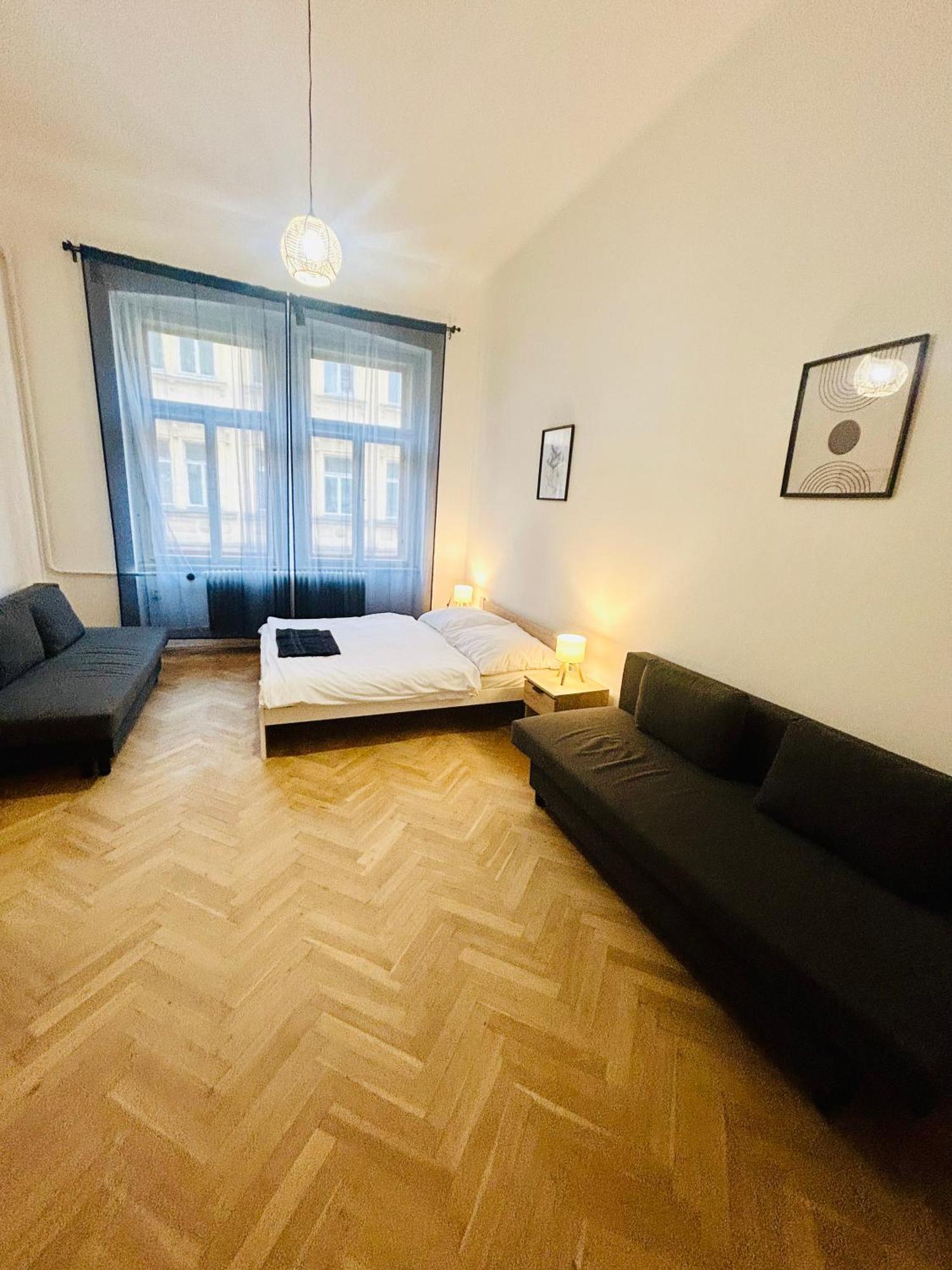 Retro Style In Centrum Andel Prague